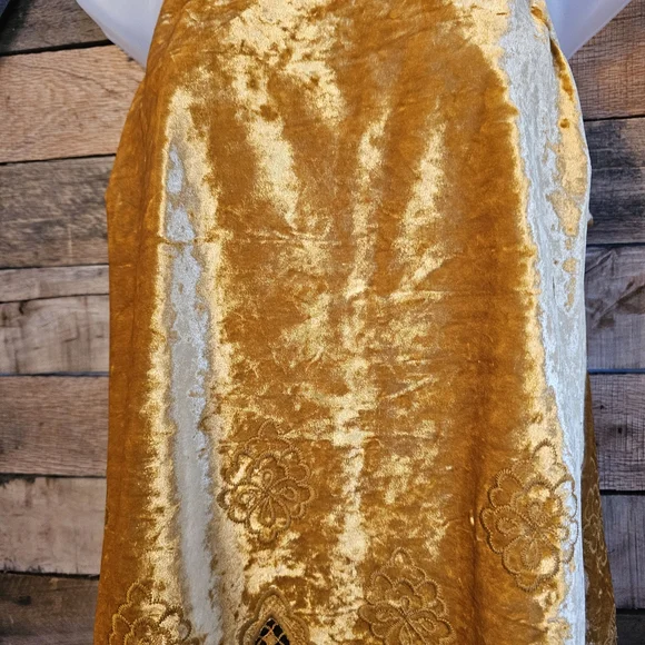 Altar'd State Women's Gold Velvet  Halter Top W/crochet Hemline Size M - Picture 5 of 13